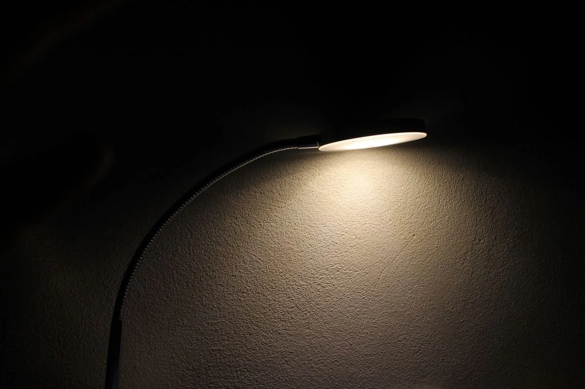 Black curved desk lamp