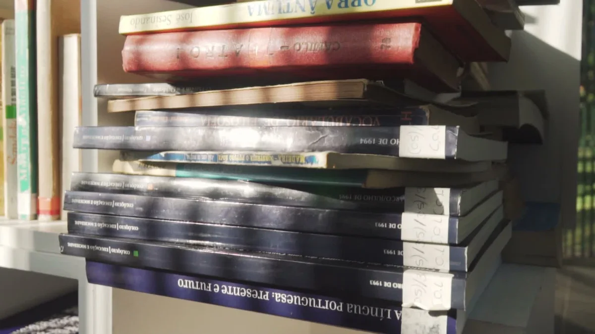 Mixed-language hardcover reading bundle, photo 2