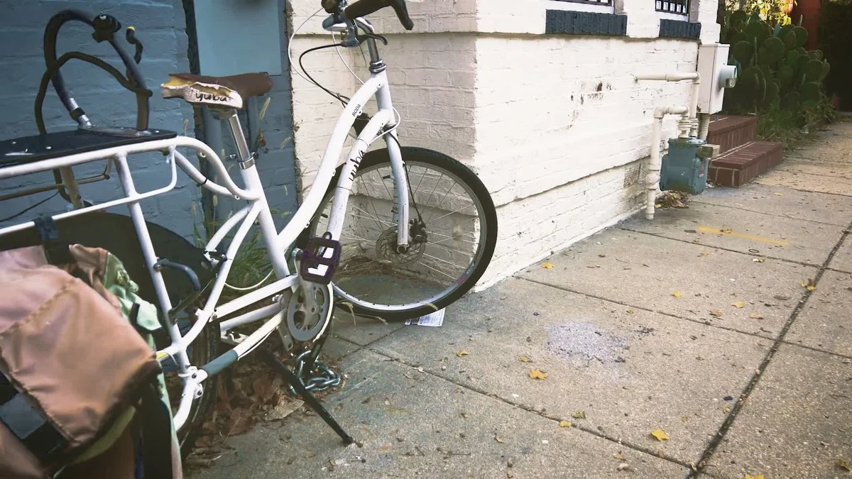 White city bicycle with rack and pannier, photo 2