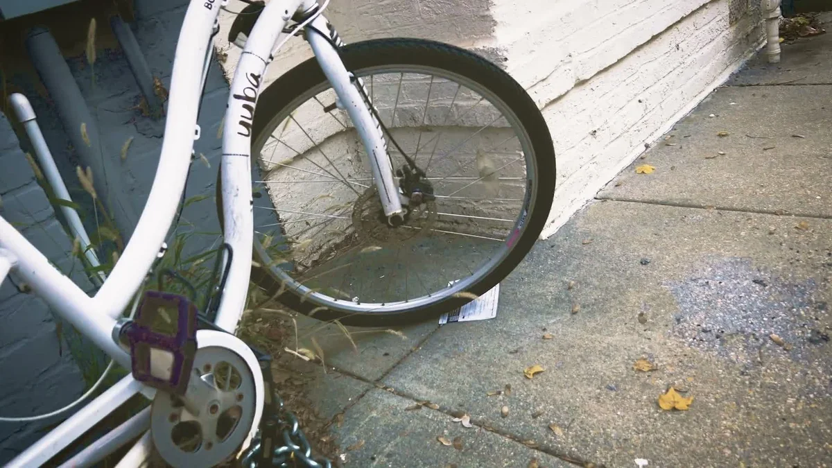 White city bicycle with rack and pannier, photo 3