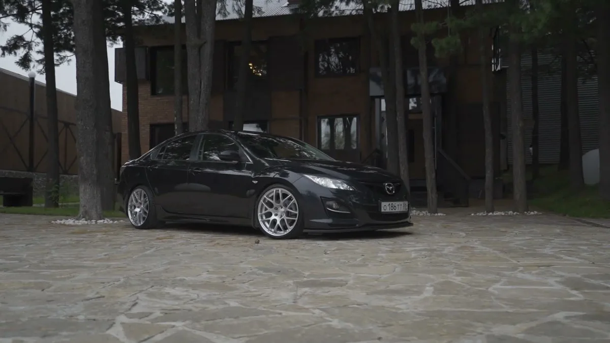 Black performance sedan, photo 2