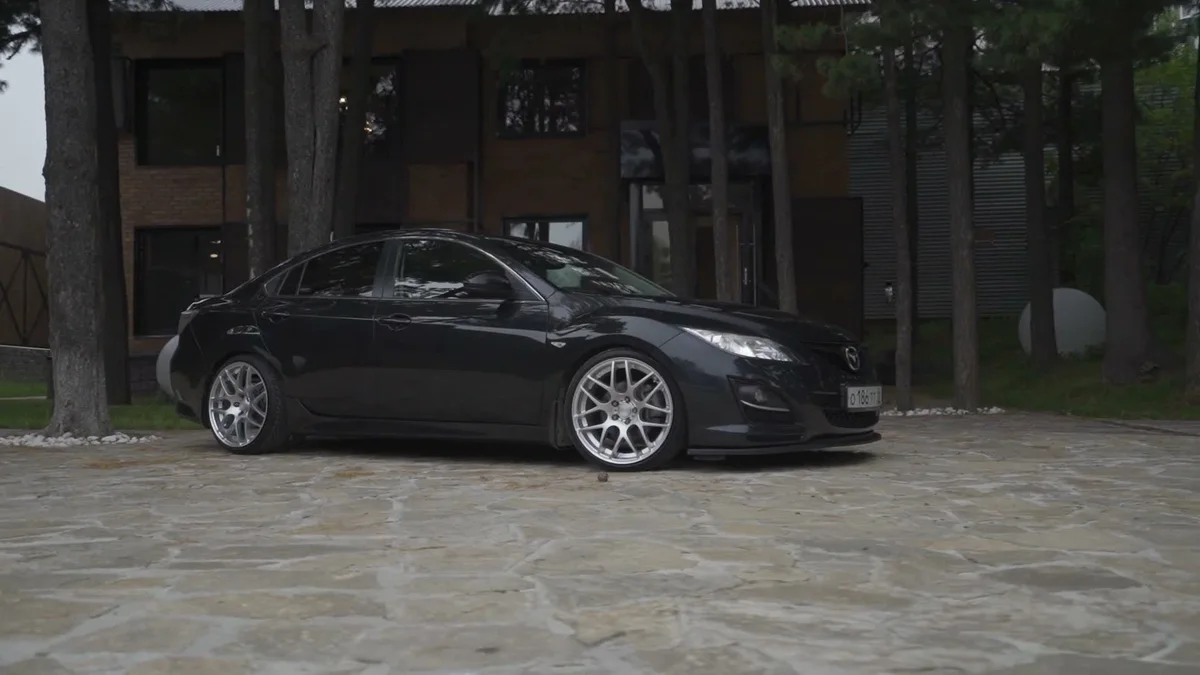 Black performance sedan, photo 3