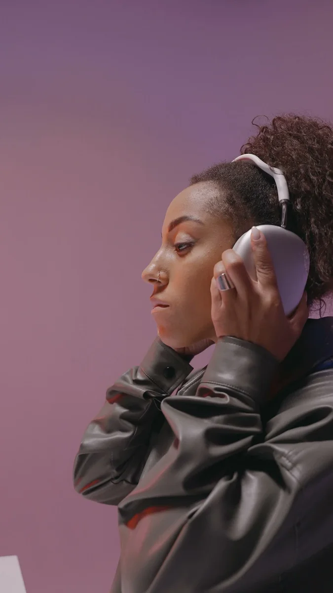 Rose-gold over-ear headphones, photo 2