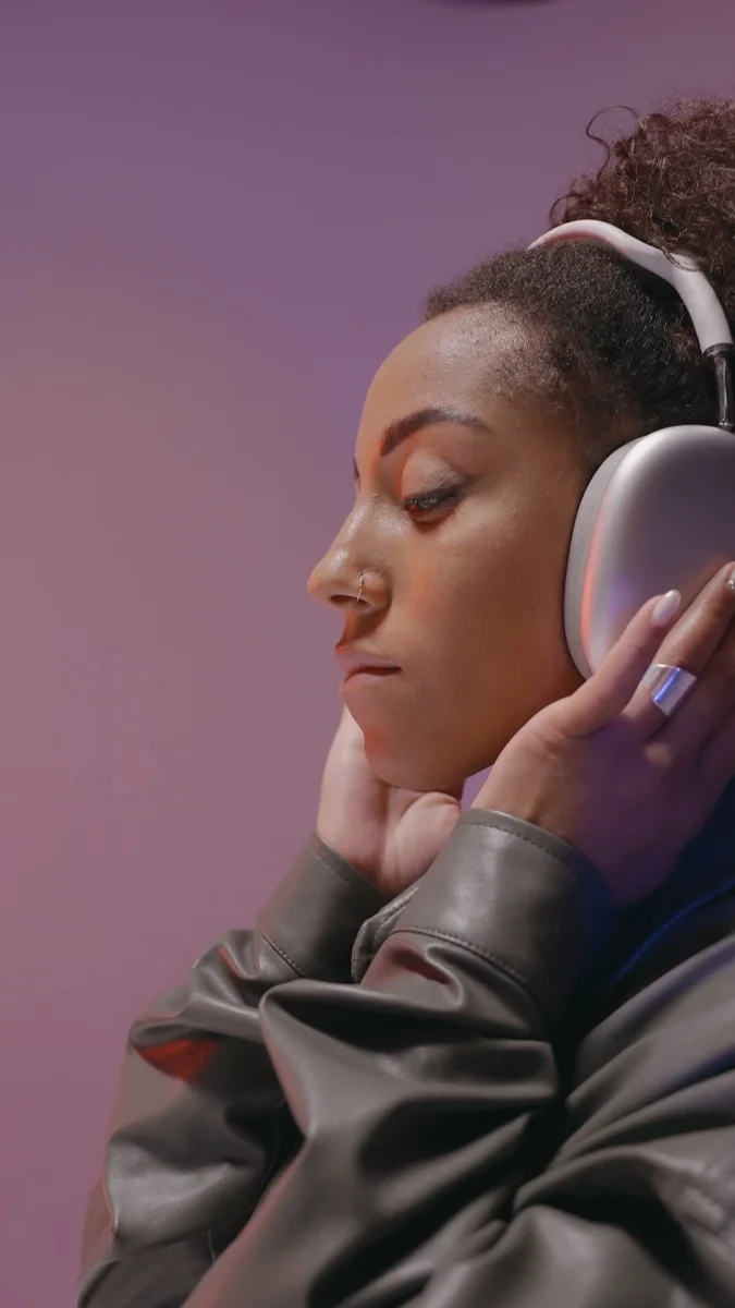 Rose-gold over-ear headphones, photo 3