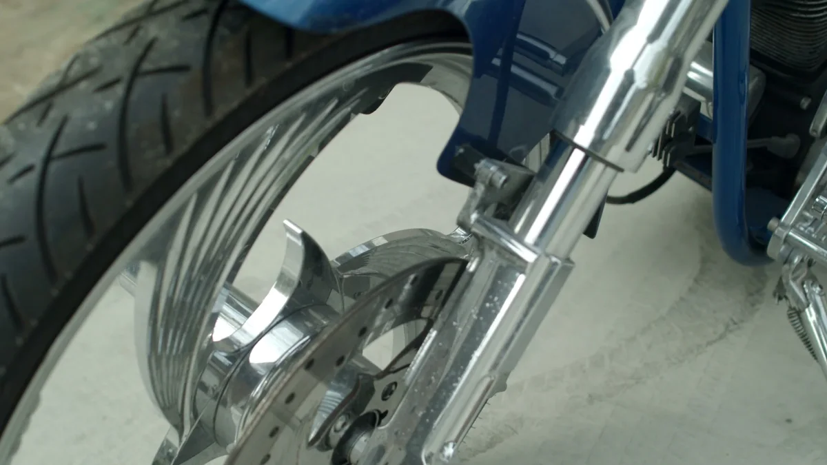 Blue-and-white cruiser motorcycle, photo 3