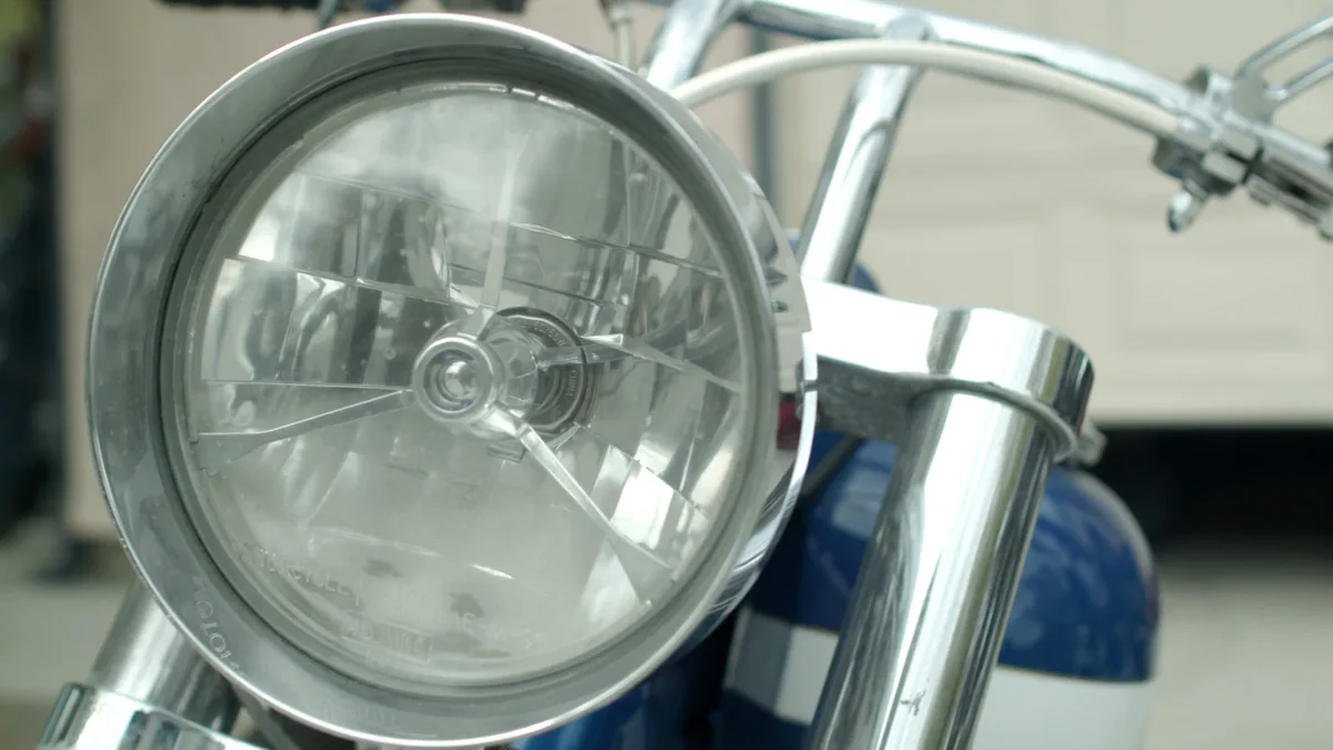 Blue-and-white cruiser motorcycle, photo 2